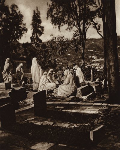 Algeri, Donne Arabe in un Cimitero da European Photographer