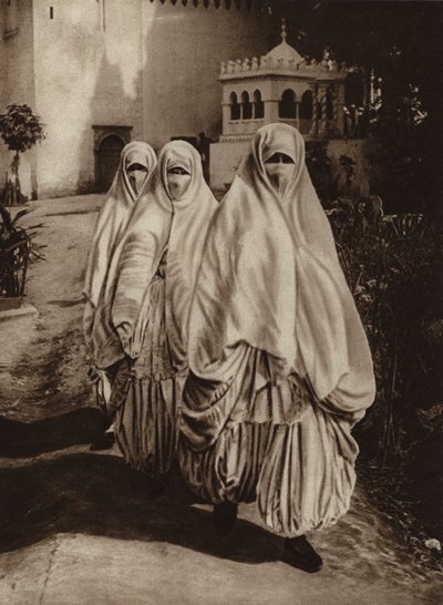 Algeri, Donne a Passeggio da European Photographer