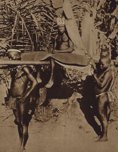 Capo di una tribù di pigmei africani portato su una lettiga (foto b/n) da European Photographer