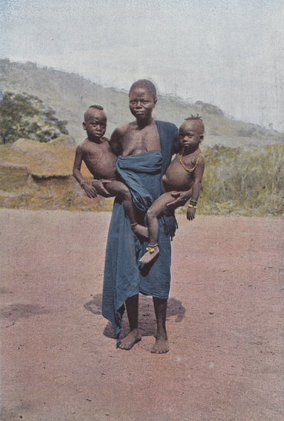 Donna di Dahomey che porta i suoi due gemelli da European Photographer