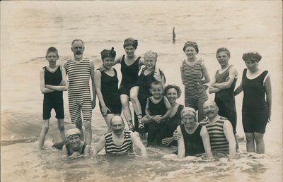 Gruppo di persone al mare (foto b/n) da European Photographer