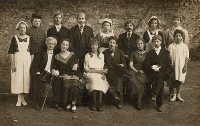 Ritratto di gruppo di giovani in costume da European Photographer