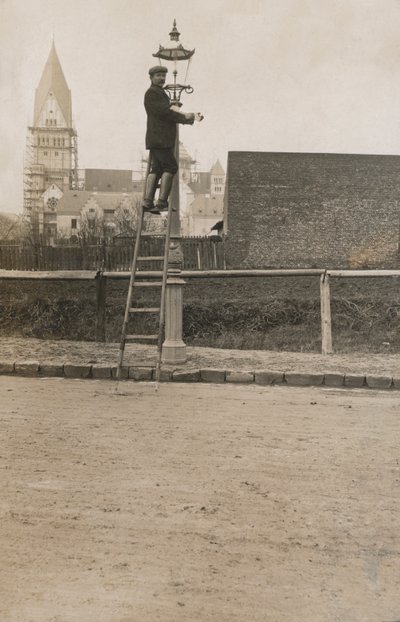 Uomo su una scala che ripara un lampione da European Photographer