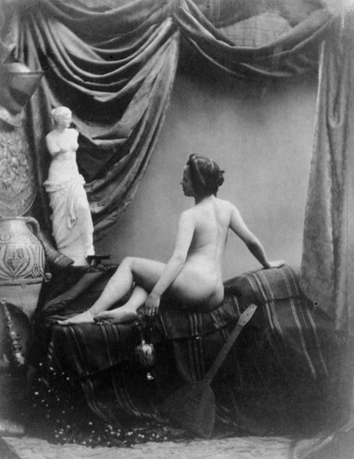 Donna nuda che ammira la figura della Venere di Milo da European Photographer