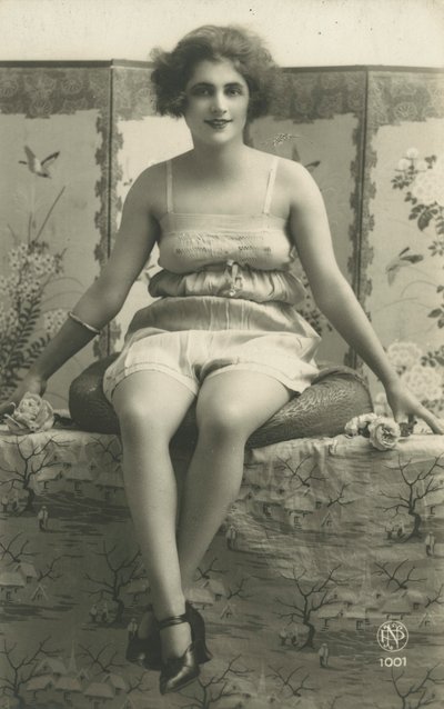 Ritratto di una donna seduta in biancheria intima da European Photographer