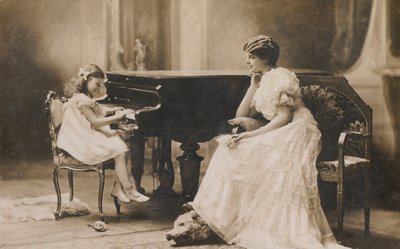 Ritratto di una donna che guarda una giovane ragazza suonare il pianoforte da European Photographer