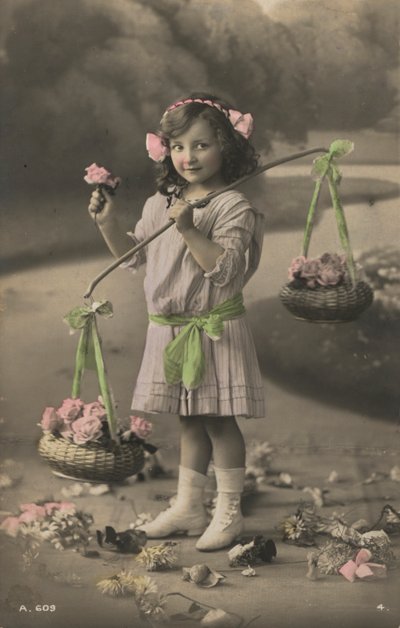 Ritratto di una giovane ragazza che porta cesti di fiori da European Photographer
