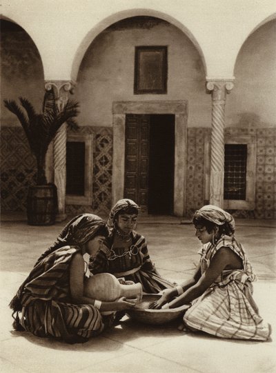Tunisi, Gruppo di Donne in una Casa Araba da European Photographer