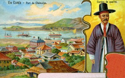 Un gentiluomo coreano in abito tradizionale (hanbok) e cappello (gat) e una vista del porto di Chemulpo (Incheon), 1904 da European School
