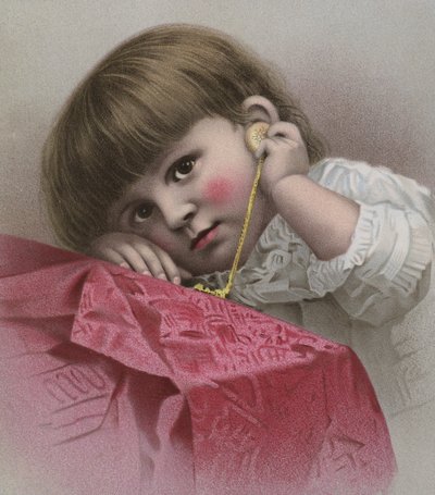 Bambino dai capelli castani e grandi occhi che ascolta il ticchettio di un orologio d