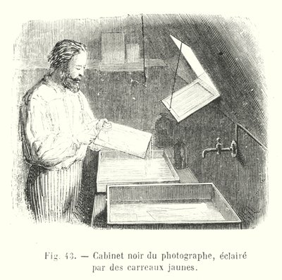 Gabinetto nero del fotografo, illuminato da piastrelle gialle da European School