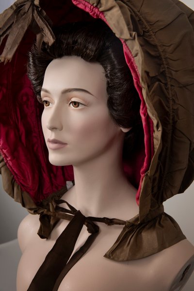 Calash di seta marrone da donna con fodera di seta rosa, c.1760s da European School