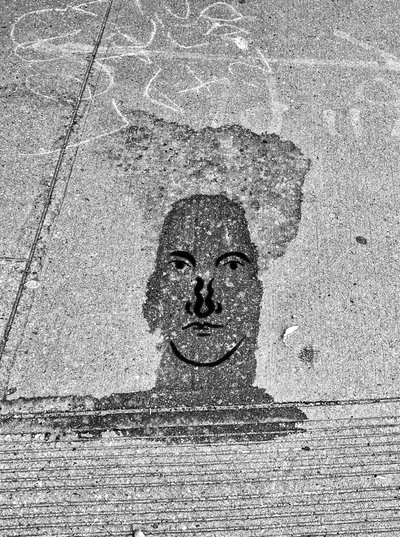Volto sul marciapiede, 2020-24 circa (arte digitale) da Evan Sklar