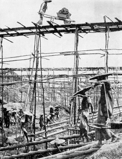 Metodi primitivi nel distretto di stagno più ricco del mondo, Taiping, Cina, 1936 da Ewing Galloway