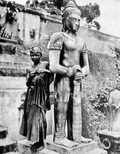Giovane devoto del grande Buddha, 1936 da Ewing Galloway