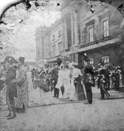 Revisione delle truppe indiane e coloniali da parte di SM il Re, Buckingham Palace, Londra da Excelsior Stereoscopic Tours