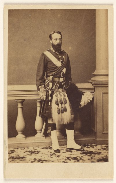 [Uomo barbuto non identificato in kilt, in piedi] da F. W. Baker