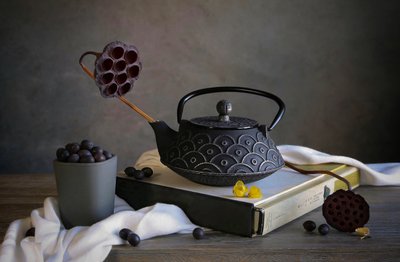 Teiera Zen e bacche da Fangping Zhou