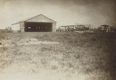 [Aeroplani in un campo] da Fedele Azari