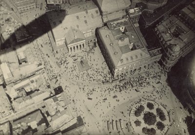 [Paesaggio urbano con ombra di dirigibile] da Fedele Azari