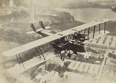 [Aereo in volo sopra Washington D.C.] da Fedele Azari