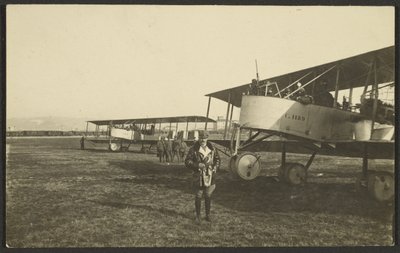 [Uomo davanti a un aereo] da Fedele Azari