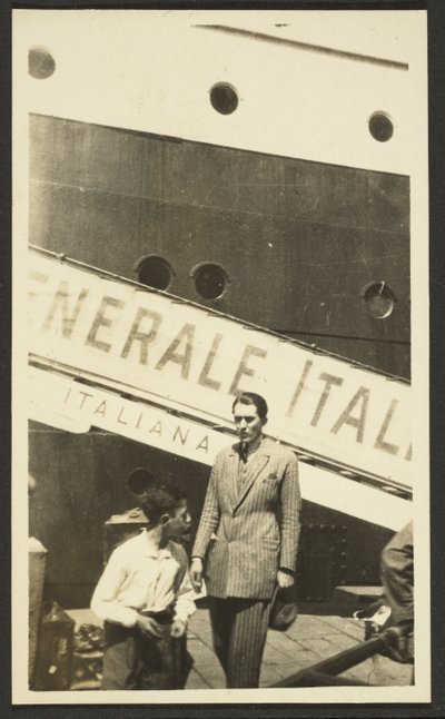 [Uomo davanti alla nave] da Fedele Azari