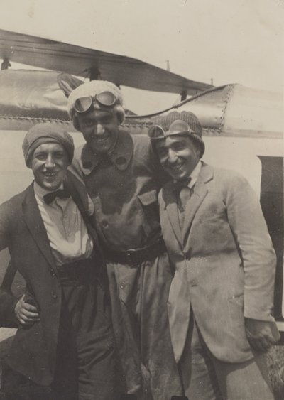 [Ritratto di tre uomini che sorridono davanti a un aereo] da Fedele Azari