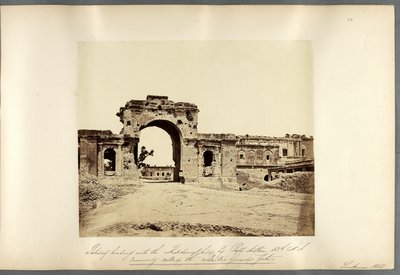 Porta che conduce alla Residenza, Lucknow da Felice Beato