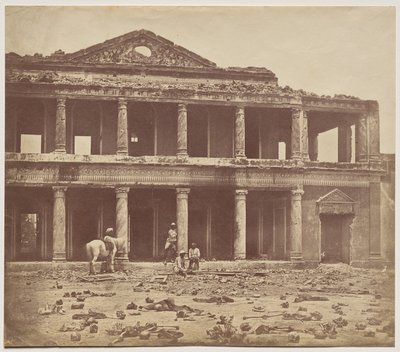 Interno del Secundra Bagh dopo il massacro di 2.000 ribelli da parte del 93° Highlanders e del 4° Reggimento Punjab da Felice A. Beato