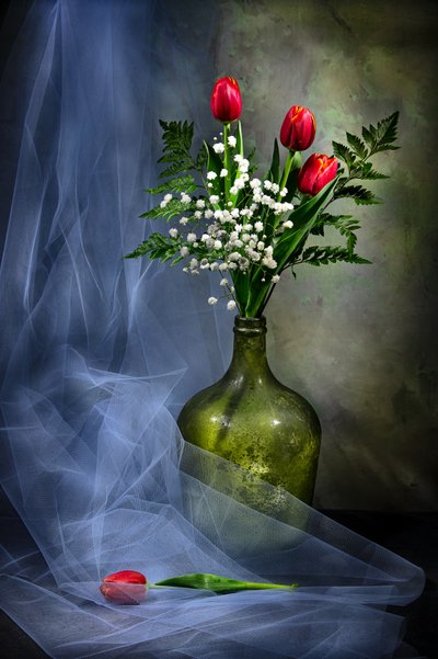 Eleganti tulipani in un vaso di vetro da Felice Angelino