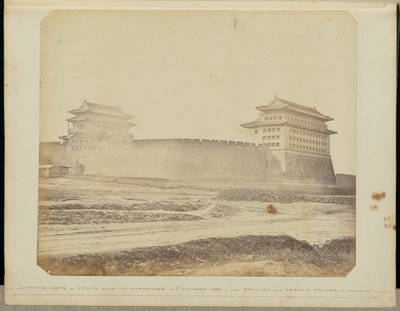 [Porta di Anting di Pechino dopo la resa - 21 ottobre 1860 - Le truppe britanniche e francesi in possesso]. da Felice Beato