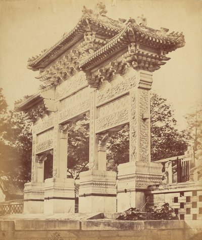 Arco nel Tempio Lama vicino a Pechino, ottobre 1860 da Felice Beato