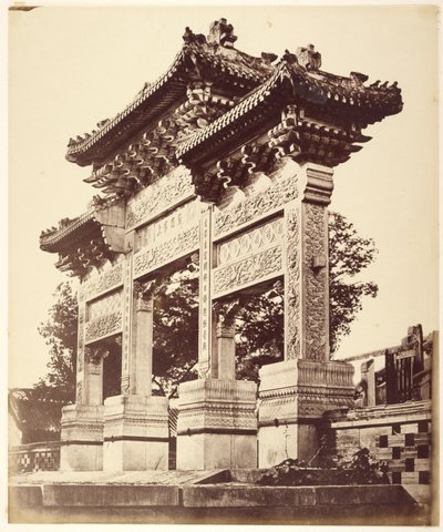 Arco nel tempio dei Lama vicino a Pekin, ottobre 1860 da Felice Beato