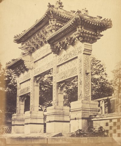 Arco nel Tempio Lama, vicino a Pechino, Ottobre 1860 da Felice Beato