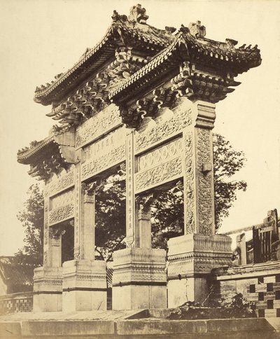 Arco nel Tempio Lama vicino a Pechino da Felice Beato