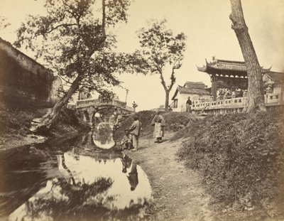 [Veduta cinese di un fiume e di un ponte in un villaggio con diversi cinesi]. da Felice Beato