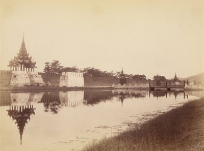 Muro Est della Città con Fossato e Ponte, Mandalay da Felice Beato