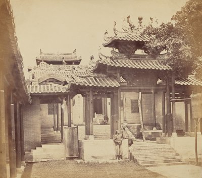 Ingresso al Tempio dei Cinque Genii, Canton, aprile 1860 da Felice Beato