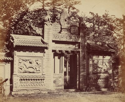 Esterno del deposito delle tombe vicino a Pechino, ottobre 1860 da Felice Beato