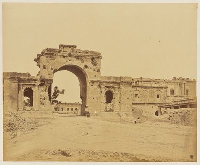 [Porta che conduce alla Residenza, comunemente Porta della Guardia di Bailee, tenuta dal tenente colonnello R.H.M. Aitken, del 13° Fanteria Nativa del Bengala]. da Felice Beato