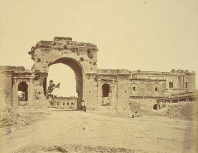 Porta di Accesso alla Residenza, Comunemente la Porta della Guardia Bailee, Tenuta dal Tenente Colonnello R.H.M. Aitken, del 13º Bengal Native da Felice Beato