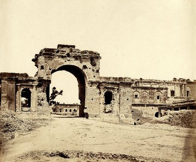 Portale che conduce alla Residenza, Lucknow, 1858 da Felice Beato