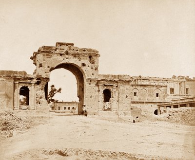 Porta che conduce alla Residenza, tenuta dal Capitano Atkinson del 13° Fanteria Nativa da Felice Beato