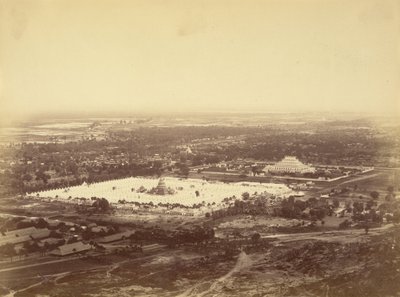 Vista generale di Mandalay da Mandalay Hill mostrando le 450 pagode e la pagoda incomparabile da Felice Beato