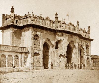 Ingresso fortemente danneggiato alla chiesa di Imaumbarah da Felice Beato