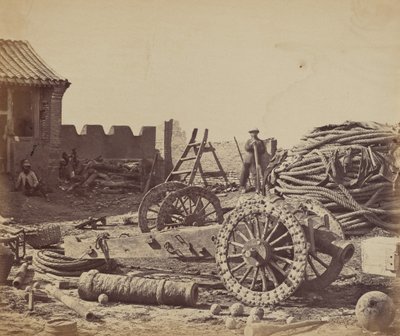 Interno del Forte di Pehtang che mostra il magazzino e il cannone di legno da Felice Beato