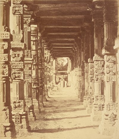 Interno del tempio indù di Cootub, Delhi da Felice Beato