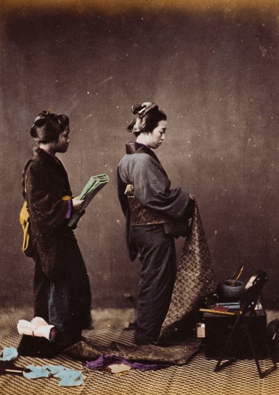 Donne giapponesi che si vestono, c.1870-1880 da Felice Beato