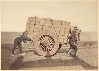 [Uomini che spingono un carro] da Felice Beato
